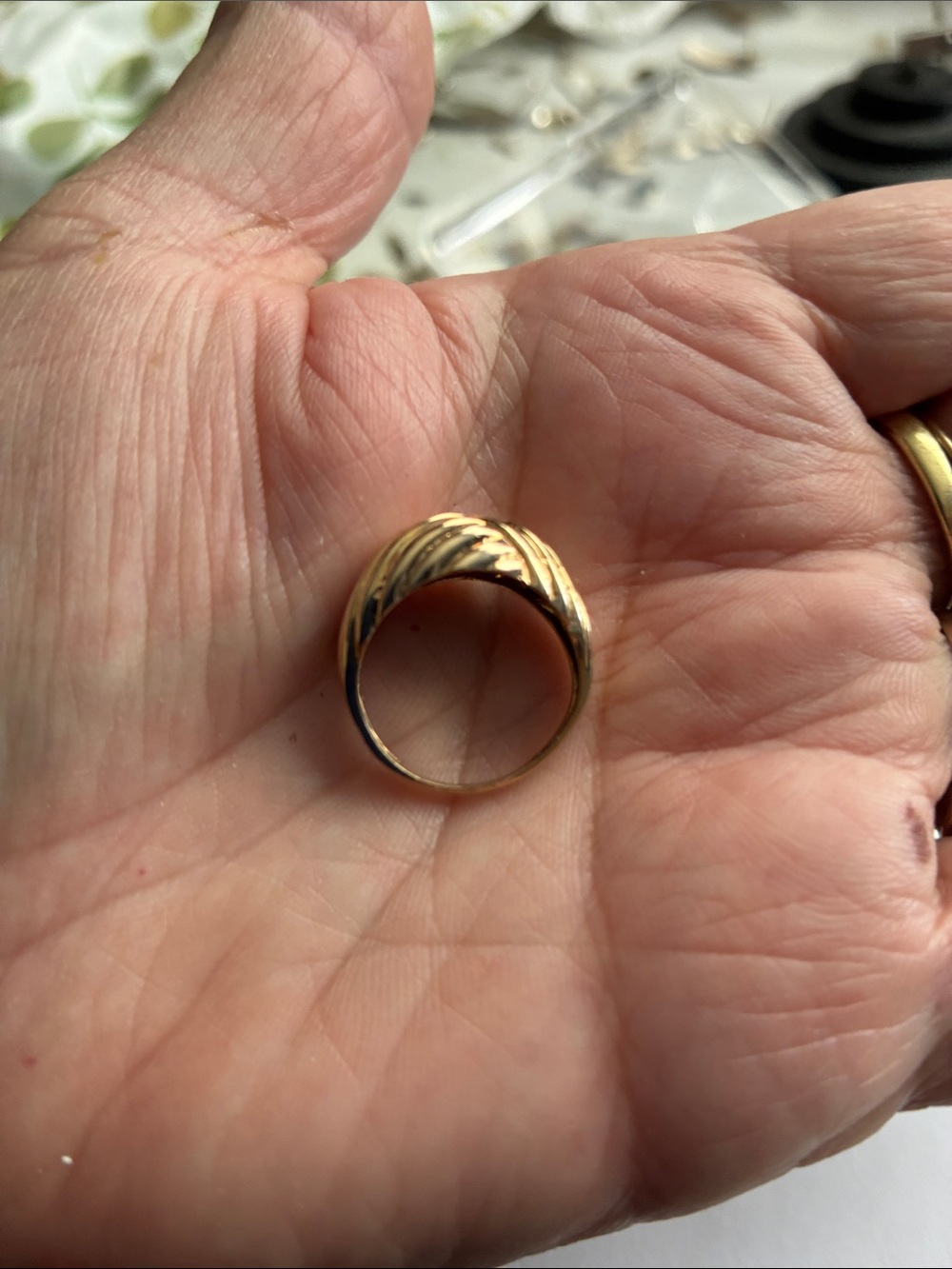 Michael Anthony 10k Yellow Gold Ribbed Dome Ring
Sz 5 1/4. 2.76 grams - Picture 3 of 5
